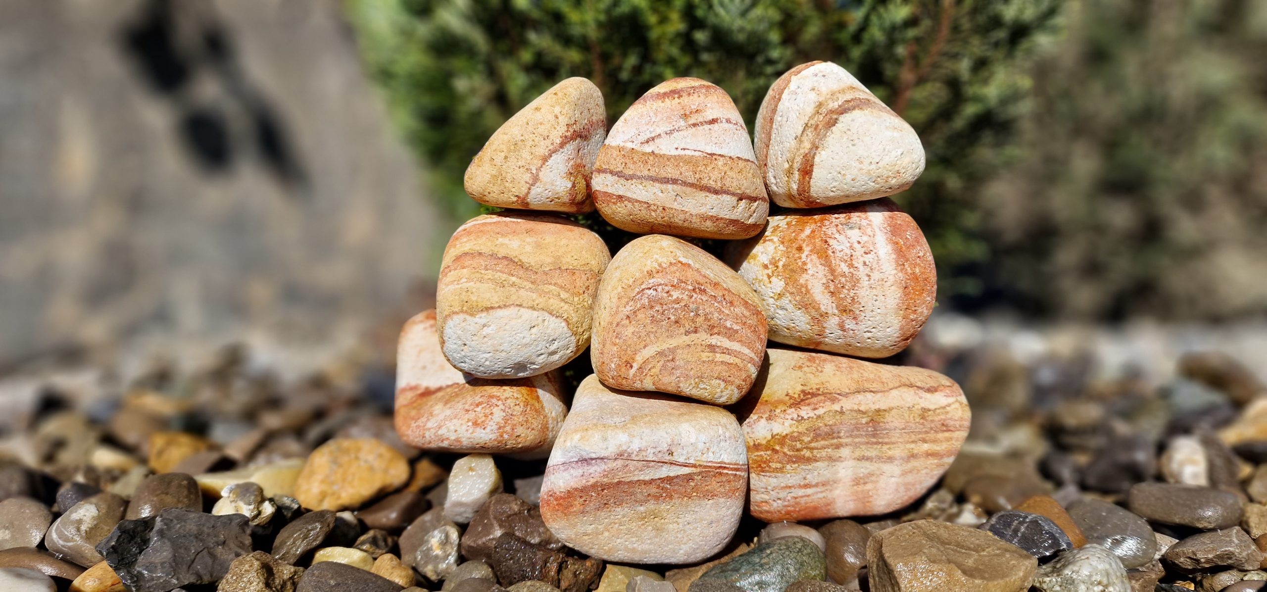 Pierres de décoration pour jardin : graves concassées, graviers